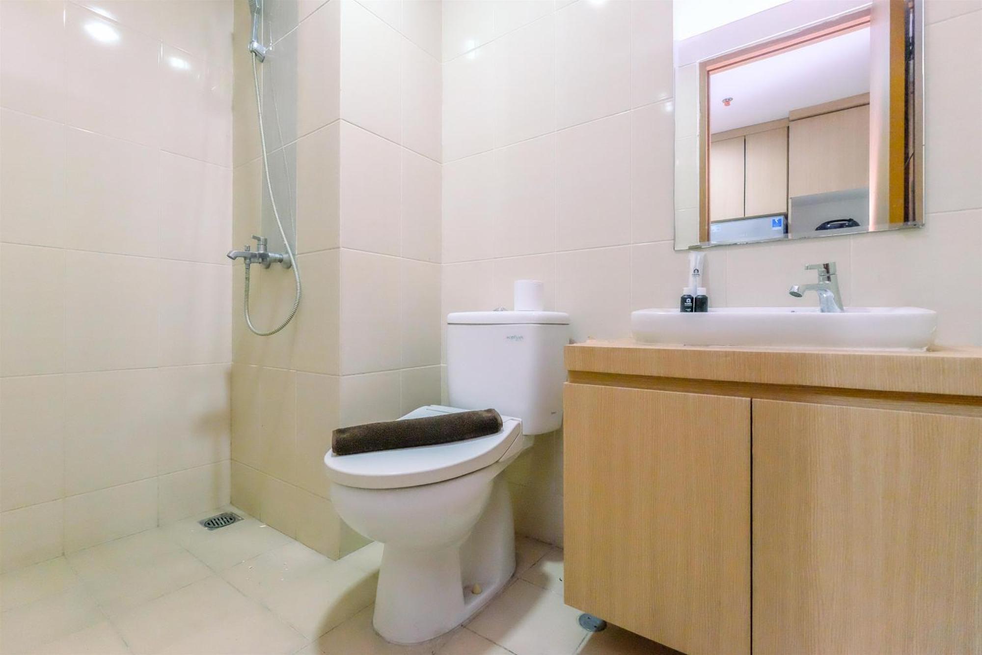 Best Deal And Cozy Studio Oasis Cikarang Apartment By Travelio エクステリア 写真